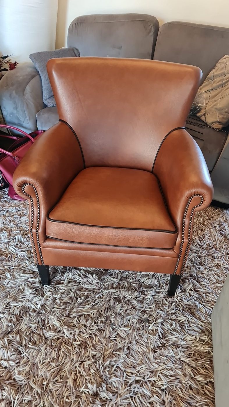 Cognac leren clubfauteuil na herstoffering