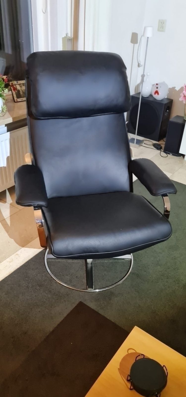Relaxfauteuil na herstoffering met nieuw zwart leer