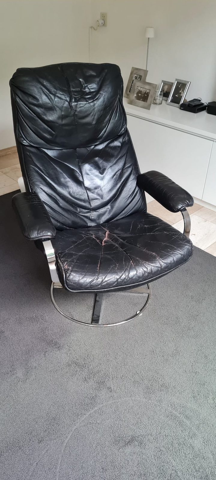 Relaxfauteuil voor herstoffering met gescheurd leer